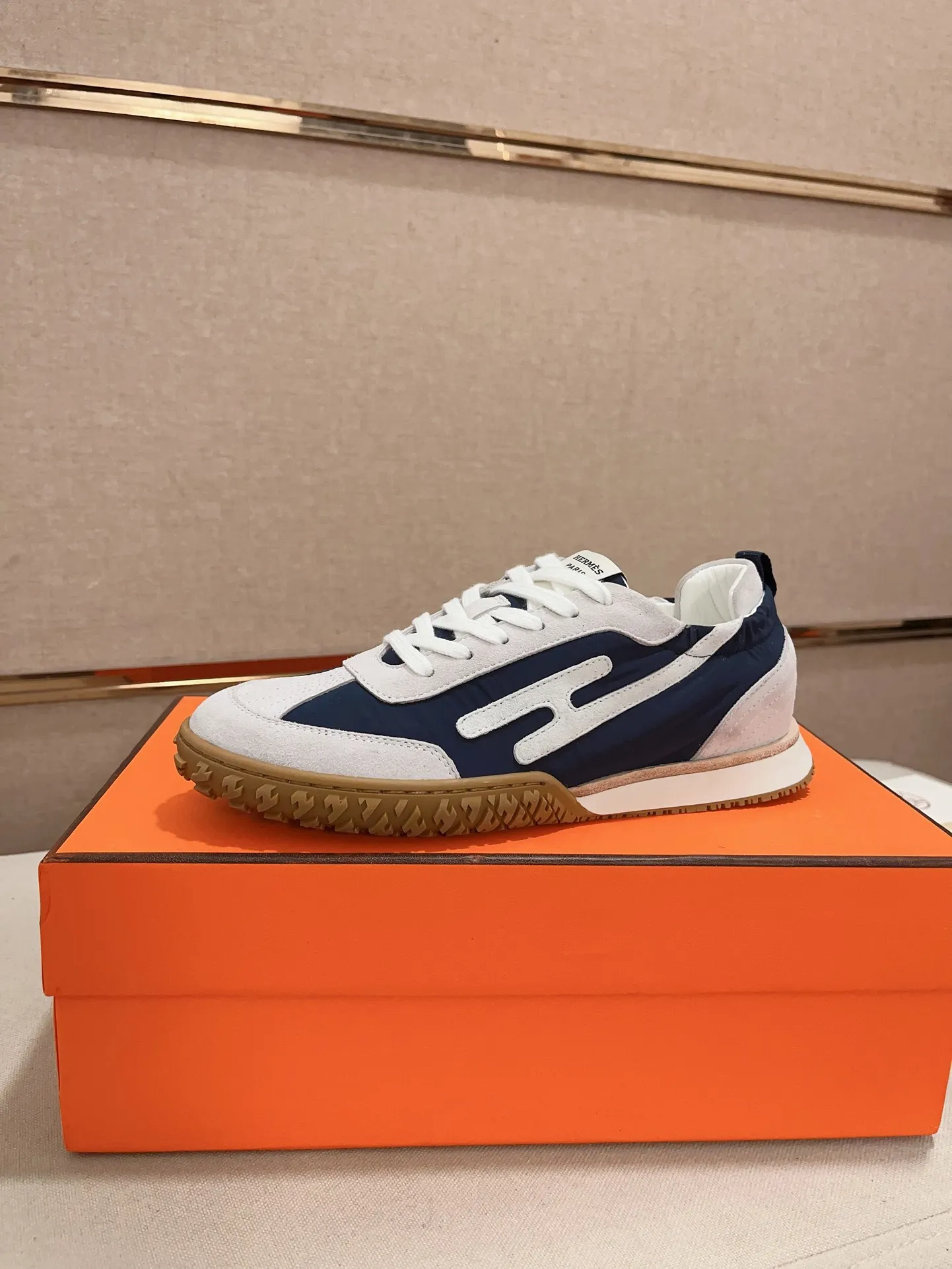 Men's men's shoes 💰: 720💰 Hermes top version # Couple style 💏 24ss casual sneakers Suede goatskin sneakers decorated with contrasting patterns and iconic "H" details, beautifully packaged at the delivery counter 🛍📦 Fabric: suede + cowhide Lining: mixed sheep lining Outsole: original TPU Bottom thickness: 2CM Size: 35-44